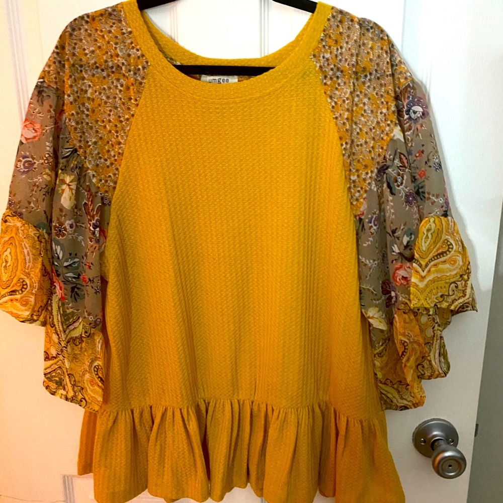NWOT - gorgeous mustard peasant top